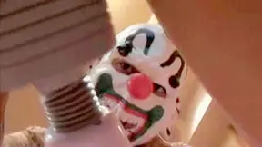 Chica asiática atada y plegada en sesión de sexo con esposas