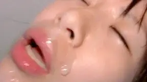 Ninfómana descarada se cubre su lindo rostro de espeso semen