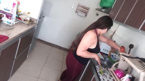 My Stepmom Shows Me Her Giant Cameltoe in the Kitchen She Wants to Seduce Me to Fuck Her