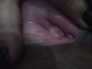 Solo Jugando con mis gruesos labios vaginales y clit, te gusta lo que ves?