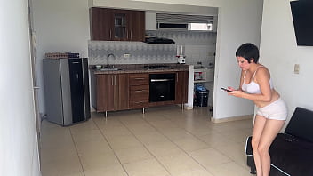 Vendiendo cuadros me encuentro con una cachonda latina que me paga con una dura y rica follada por su latino culo hasta hacerme correr varias veces dentro.