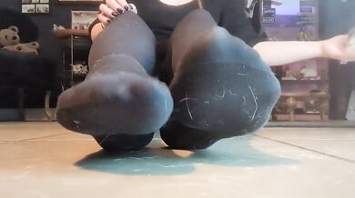 My Feet In Dirty Leggings Bends Over