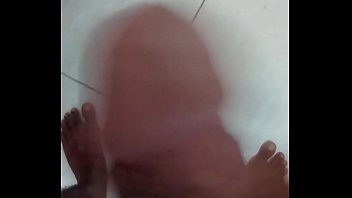 Eu batendo punheta e gozando assistindo filme  porno