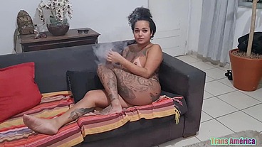 Morena tatuada cheia de tesão depois de fumar deu o cuzinho no pelo pro magrinho dotado que gozou quatro vezes na me foda