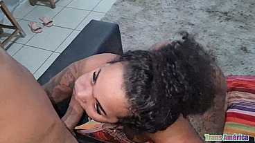 Morena tatuada cheia de tesão depois de fumar deu o cuzinho no pelo pro magrinho dotado que gozou quatro vezes na me foda