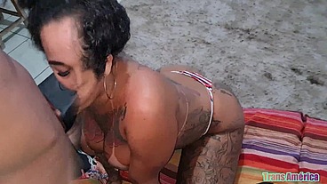 Morena tatuada cheia de tesão depois de fumar deu o cuzinho no pelo pro magrinho dotado que gozou quatro vezes na me foda