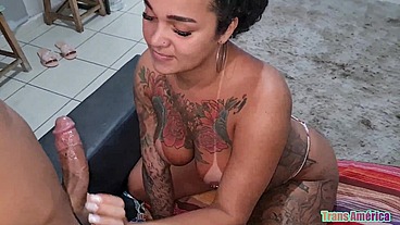 Morena tatuada cheia de tesão depois de fumar deu o cuzinho no pelo pro magrinho dotado que gozou quatro vezes na me foda