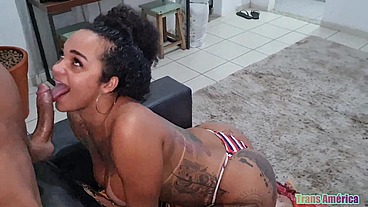 Morena tatuada cheia de tesão depois de fumar deu o cuzinho no pelo pro magrinho dotado que gozou quatro vezes na me foda
