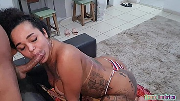 Morena tatuada cheia de tesão depois de fumar deu o cuzinho no pelo pro magrinho dotado que gozou quatro vezes na me foda