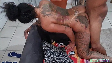 Morena tatuada cheia de tesão depois de fumar deu o cuzinho no pelo pro magrinho dotado que gozou quatro vezes na me foda