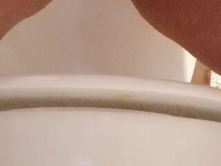 Clip meu a mijar na casa de banho