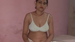 Zorra asiática exótica recibe su culo apretado golpeado al estilo perrito