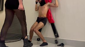 ballbusting amarrado preso bdsm cross