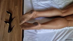 Businesswoman does not change her very dirty pantyhose wmv 1280 x 720