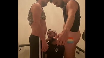 SEXO EM P&Uacute_BLICO.  3 MACHOS TRANSANDO ARDENTEMENTE NA ESCADA DE EMERG&Ecirc_NCIA