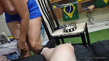 A pornstar premiadissma Mirella Mansur depois de fazer a sua tattoo ficou se esfregando no tatuador e no seu parceiro Alex Lima , Alemão Tatuador do Casal Strong não resistiu e premiou