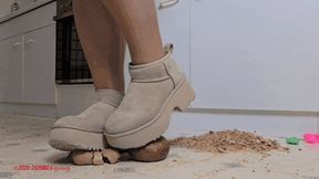 Mila in UGG - Crunchy buns