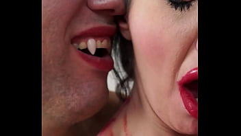 Bites and anal orgasms for the dark Laura Fiorentino