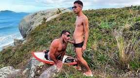 surfista safado levou rola e mijo do turista na praia de florianopolis