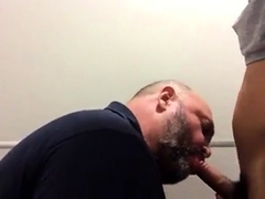 Urso e novinho no reservado do banheiro