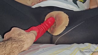 Ella se moja toda con juguete grande mientras el la penetra con su pija grande