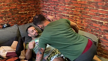 Fui visitar um amigo ele me pegou no sofá, chupou meu rabo e meteu o pau grossão no meu cu - Parte 01