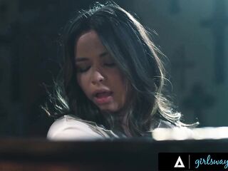 GIRLSWAY - Chanel Camryn Has Romantic Sex With Beautiful Scarlett Alexis On Piano - SPANISH SUBTITLES