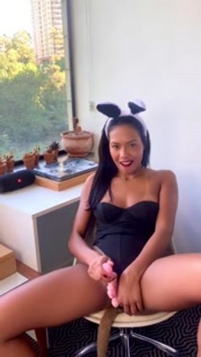 Coelhinha da Páscoa se masturbando enquanto ouve música