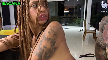 Moreninha magrinha da bunda perfeita tomando de 4