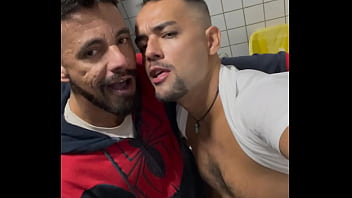 Sexo dentro do banheiro - 02