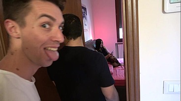 Threesome con la Brenda Pecados Trans latina viene sottomessa da due giovani italiani