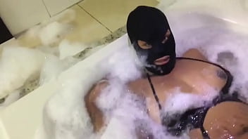 Levei a minha vizinha no meu banheiro e ela dan&ccedil_ou na jacuzzi! Completo no Red e