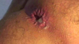 Calda azione anale gay a pelo che termina con sborra cremosa dentro