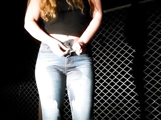 Teen Gal Quick Pee In Her Jeans
