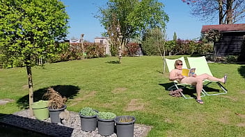 Je profite du soleil toute nue dans le jardin