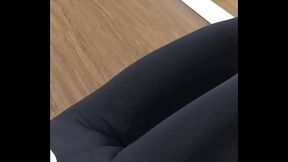 Esposa de legging sem calcinha na academia