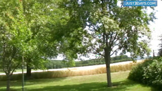 Dychtivý gay zadky tvrdě šukal do zadku bez sedla a pokrýval se spermatem