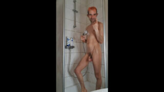 Amadores alemães peludos em cenas quentes de xixi no chuveiro e penetração anal intensa em close-up.