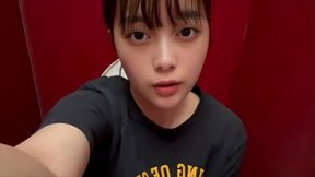 カラオケの男子ト◯レの中で、男の人のちんちんの臭いとおし◯この臭いを嗅ぎながらオナニーする地味な女子大生。