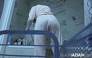 Teen babe secretly masturbates on webcam in bathroom.
