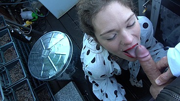 Daring! Blowjob in the Stairwell