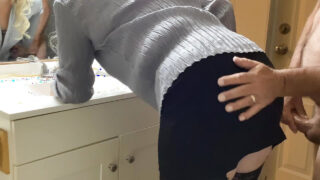 Chica caliente recibe una paliza en el culo en el baño