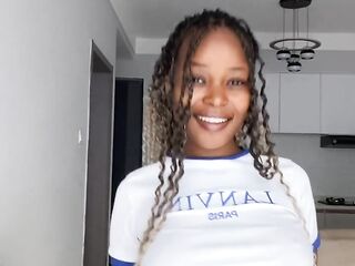 Hawt candy invites u to visit and blows u a kiss