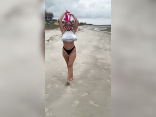 Minha vizinha na praia exibindo seus lindos peitos