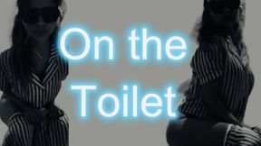 Big booty latina on the toilet