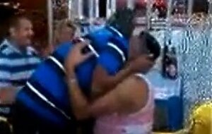 Velho gay latino pega um cara no bar
