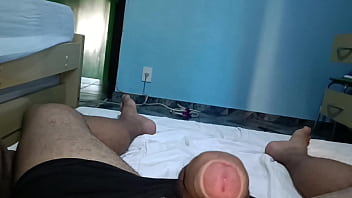Punheta muito gostosa no quarto