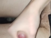 Un femboy ce masturbant tout en juissant et d'éjacule sur sa jupe et son haut de femboy
