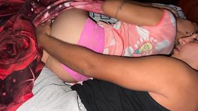 compartiendo cama con mi hermosa amiga porque estamos viajando caso de la vida real