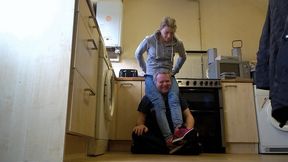 Chelsea's Scissors In Jeans (4K)